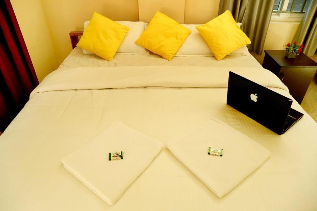 Loyal Residency Bed & Breakfast สุลต่านบาเทรี ภายนอก รูปภาพ